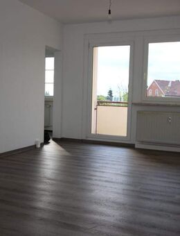 **Renovierte 2-Zimmer-Wohnung im Erdgeschoss / Hochparterre zu vermieten** - Rosenbach (Vogtland)