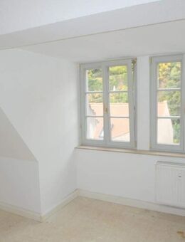 Ab Dezember 2025: Einfache, kleine 3-Zimmer-Dachwohnung mit Badewanne in der Nähe vom Markt - Meißen