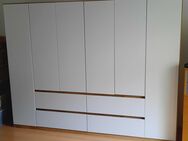 KLEIDERSCHRANK ZU VERSCHENKEN - München