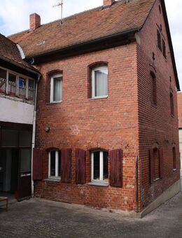 Zweifamilienhaus mit 6 Zimmern und Nebengebäude zum weiteren Ausbau in zentraler Lage von Langenzenn (unsere Objektnummer: 08AZ0125) - Langenzenn