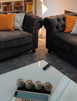 2 Sofas Chesterfield in grau - Köln