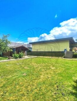 Waldaubach: Wohnen auf einer Ebenen-Bungalow (barrierefrei) mit Garage in Waldrandlage - Driedorf