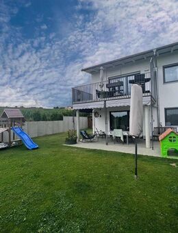 Moderne 4-Zimmerwohnung mit Terrasse und großzügigem Garten - Moosthenning