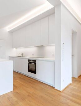 Modernes Zuhause in Pasing: Helle 2,5-Zimmer-Dachgeschoss-Wohnung mit Balkon - München
