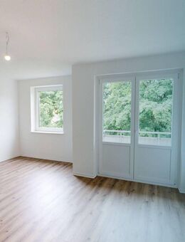**Geräumige, modernisierte 1-Zimmer-Wohnung inkl. Balkon und Duschbad** - Rendsburg