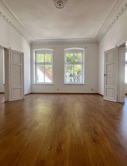 7-Zimmer-Altbauwohnung mit großer verglaster Loggia, Fußbodenheizung & Tageslichtbad. Ideal als WG! - Magdeburg