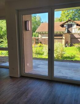 Erstbezug- moderne, barrierearme 1,5- Raum-Wohnung mit Terrasse und Fahrstuhl in der Residenz am Schlosspark Hildburghausen *Veilchen* - Hildburghausen