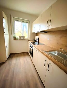 Stötteritz: Tageslichtbad mit Dusche I Küche mit Einbauküche - Leipzig