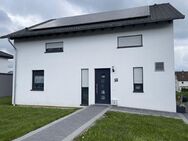 Neuwertiges Einfamilienhaus mit Wärmepumpe und PV-Anlage in Bad Arolsen-Wetterburg - Bad Arolsen