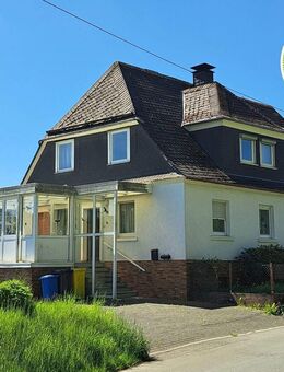 +++ RESERVIERT +++ Großzügiges Wohnhaus mit ebenem Grundstück in Bad Laasphe-Feudingen sucht neue Bewohner - Bad Laasphe