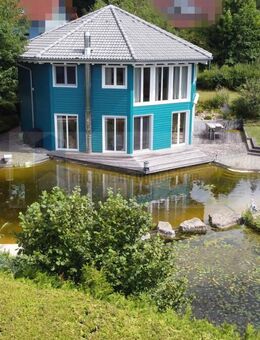 Wohnen am See - einzigartiges Einfamilienhaus in Achteckform mit Natur-Schwimmteich und ganz viel Lebensgefühl in Hüfingen-Hausen vor Wald! - Hüfingen