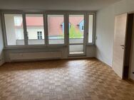 Hochwertige Mietwohnung mit Parkettboden und Balkon, drei Zimmern, Bad, Küche, Abstellräumen in einer der gepflegtesten Wohnanlagen von Fürstenberg. - Fürstenberg (Havel)