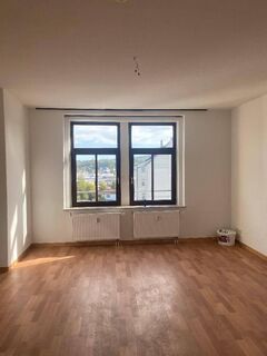 Objekt-Nr.: 84/21 - Bezugsfreie und renovierte 2-Zimmer-ETW im DG mit Dusche in Plauen
