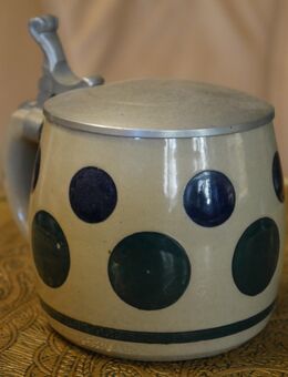 Bierkrug mit Zinndeckel , 0,5Liter , Motiv blaue Punkte , am Boden gesetzlich geschützt , 1990 23 , K330 - Görlitz