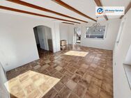 Sofort bezugsfrei: Schöne Dachgeschosswohnung mit 3 Zimmern, Balkon und 2 Stellplätzen - Unterpleichfeld