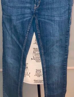 Trendige CLD Röhrenjeans mit modernem Frontschlitz in Blau – Größe S - Kiel