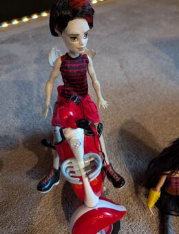 Monster High gargoyle Boy, Scooter, Monster High Hund - Syke