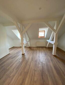 N-Glockenhof ! Neuwertige 5-ZW, 127 m², EBK, Laminat im 3.OG ohne Aufzug - Nürnberg