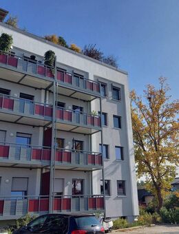 Sehr hochwertige, helle 2-Zimmer-Wohnung (ca. 79 qm, KFW 55, Hochpart., Carport) - Altenstadt/WN - Altenstadt (Waldnaab)