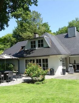 Exklusive Winkel-Walmdachvilla mit 280 m² Wohnfläche auf traumhaftem Grundstück - Hamburg