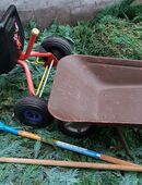 Kinderspielzeug Schaufel Laubrechen Schubkarre für den Garten Dreirad Federball u. andere Schläger in 76307