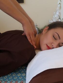 Rückenmassage, Nackenmassage, Schultermassage, Kopfmassage, Thai-Wellness-Hamburg (Keine Erotik) - Hamburg Altona