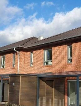 Separater Eingang: Moderne Reihenmittelwohnung mit Terrasse, kl. Garten! 3 ZKB, WC, HWR! Niedrigenergiestandard! - Löningen