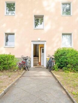 Für Eigennutzer & Anleger - Ruhige 2-Zimmer-Wohnung mit solider Substanz in Reinickendorf - Berlin