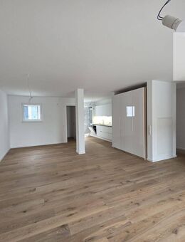 Neuwertige 3-Zimmer-Wohnung mit EBK , Balkon und PKW-Stellplatz - Crailsheim