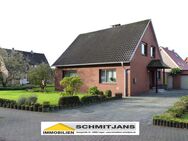 Fortlaufend modernisiertes, solides Einfamilienhaus mit Charme, auf großem Eckgrundstück mit Garage und Carport - Lingen (Ems)