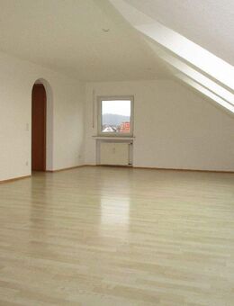 Gepflegte 3 Zi-Wohnung mit Einbauküche, Garage und Gartennutzung in guter Wohnlage - Bad Emstal