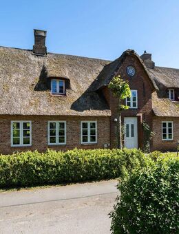 Charmantes Friesenhaus unter Reet mit Carport und optionaler Ferienwohnung in bevorzugter Lage - Niebüll
