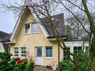 Verbundenes Wohnhaus in Rissen: 5 + 2 Zimmer mit 2 Bäder, 3 Terrassen und Doppelgarage - Hamburg