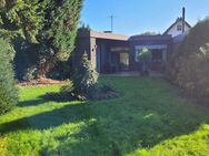 Bungalow mit Atrium, offener Küche, Kaminecke inkl. Garage und Blick auf den Rotbach und Wohnungswald in Eppinghoven - Dinslaken