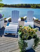 Hochwertiger Outdoor-Stuhl mit Hocker und holz-typischer Maserung in 9400