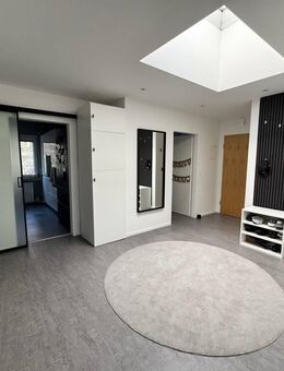 Top-sanierte 3-Zimmer-Wohnung mit Balkon, Aussicht & Wellnessbereich in ruhiger Lage - Lüdenscheid