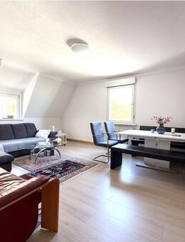 Mehr Platz als erwartet: 4,5 Zimmer + ausgebauter Dachraum mit Küche & Bad - Sindelfingen