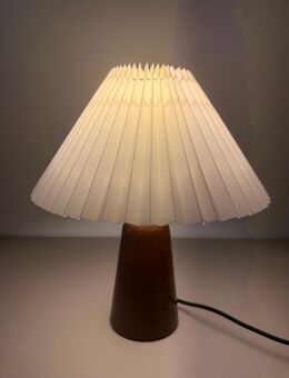 Tischlampe Nordic Glow - Holzfuß & heller Schirm - Langenberg