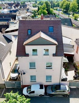 Budenheim: Charmantes Mehrfamilienhaus mit 3 Wohneinheiten, Innenhof und vielseitig nutzbarem Nebengebäude - Budenheim