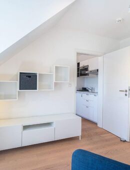 MAIER - Sofort verfügbar: Möblierte Dachwohnung mit EBK, Bad mit Fenster und Waschmaschine - München