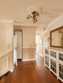 Helle, exklusive Dachgeschoss-Wohnung in außergewöhnlicher, generalsanierter Stadtvilla in bester Innenstadtlage von 83435 Bad Reichenhall - Bad Reichenhall