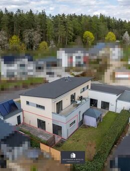 ++SOFORT EINZIEHEN++ 2 Zimmer-EG-Wohnung mit großer Terrasse in attraktiver Wohnlage, Baujahr 2013 - Auerbach (Oberpfalz)