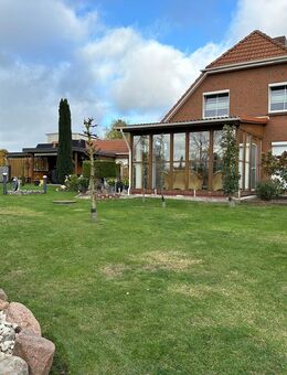 Top gepflegtes Einfamilienhaus mit Wintergarten, Kamin, 2 Garagen, Fernblick - Neverin