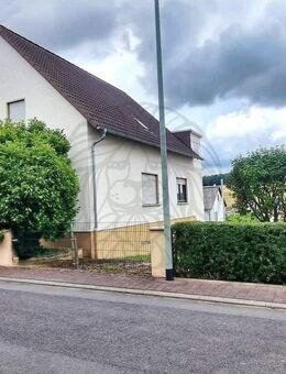 Hünfelden: Charmantes freistehendes Einfamilienhaus mit Garagen - Hünfelden