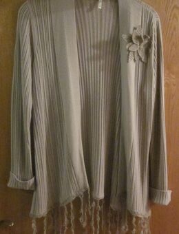 Gr. 40: Seide/Kaschmir/Mohair-Cardigan, beige mit Blume "ESCADA", neuwertig - München