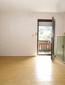 Bei Dahn: Angebaute DHH mit 2 Nebengebäuden, Garten und Wiesengrundstück - Schindhard
