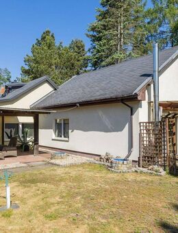 Versetzte Haushälften, zwei Einbauküchen, Kamin, Carports: Teil-saniertes Doppelhaus in Borgsdorf - Hohen Neuendorf