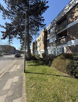 Solides MFH mit 2 Gewerbe 8 Garagen sowie 10 Stellplätze in guter Lage von Karrst - Kaarst