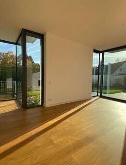 MODERN - HELL - PARKETT - KAMIN - FEINPUTZ - HOHE DECKEN - HAUS IN WITTLAER - Düsseldorf