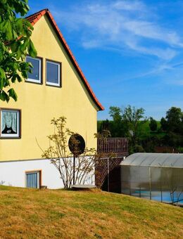 Stopp: Idyllisches Wohnen mit Weitblick - Einfamilienhaus mit großzügigem Grundstück und überdachten beheizten Pool, in ruhiger Lage von Etzdorf - Striegistal
